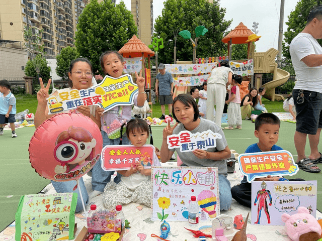 邻里欢聚遇童趣 融趣宣教润童心——长沙托溪社区创新打造双节融合盛会